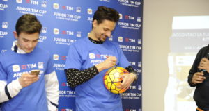 Felipe autografa il pallone