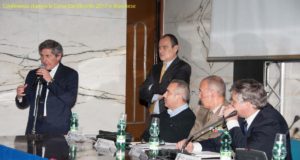L'ex sindaco Alemanno, alle sue spalle il giornalista Gianluca Montebelli