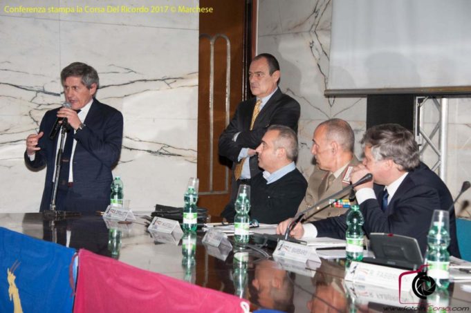 L'ex sindaco Alemanno, alle sue spalle il giornalista Gianluca Montebelli