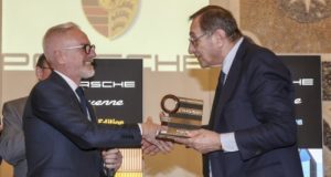 Pietro Innocenti (Direttore Generale di Porsche Italia) e Giorgio Marra (Titolare del Centro Porsche Verona)