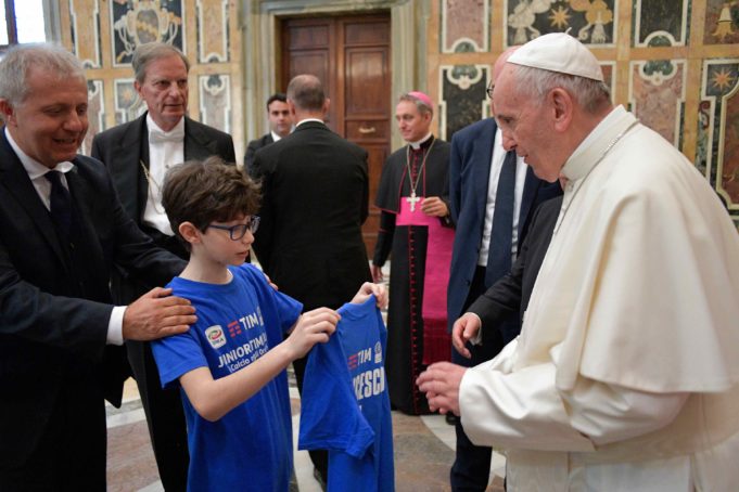La Junior TIM Cup dal Papa consegna la maglia Francesco 1 di Noi 1 r