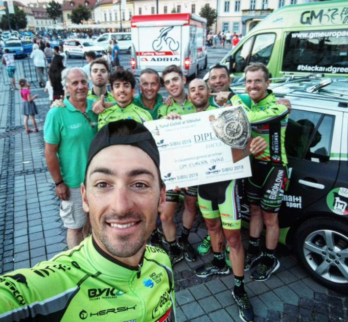 Il GM Europa Ovini premiato per il terzo posto nella classifica a squadre al Sibiu Cycling Tour