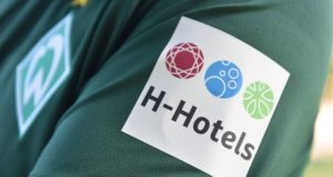 Il marchio di H-Hotels sulla manica sinistra del Werder Brema - foto tratta dal web