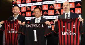 foto tratta dal web - Il nuovo presidente del CdA del gruppo AC Milan, Yonghong Li (al centro della foto) - accanto a destra all'AD Marco Fassone
