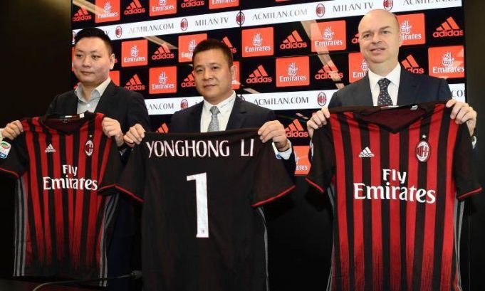 foto tratta dal web - Il nuovo presidente del CdA del gruppo AC Milan, Yonghong Li (al centro della foto) - accanto a destra all'AD Marco Fassone