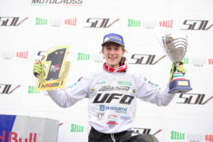 Mattia Guadagnini festeggia la vittoria di campionato degli Internazionali d'Italia classe 125cc (Ph.OffRoadProRacing/Messora)