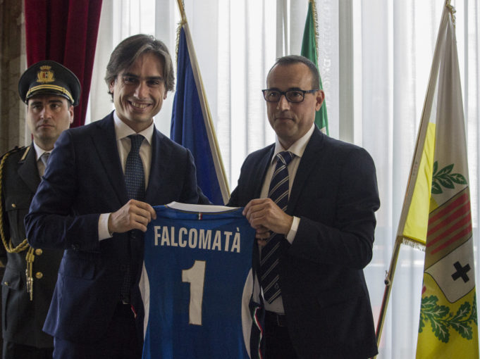 Il sindaco di Reggio Calabria Giuseppe Falcomatà  riceve la maglia azzurra dal presidente del Comitato Territoriale Domenico Panuccio