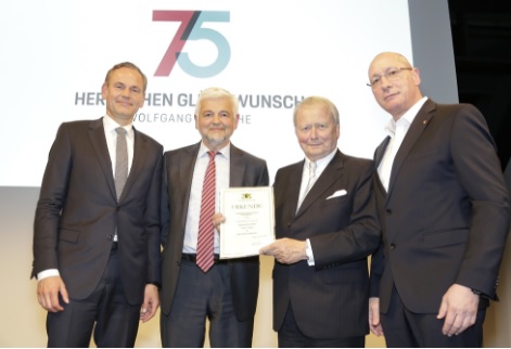 Porsche creates the Ferry Porsche Foundation: Handover of the certificate of recognition (from left to right: Oliver Blume, Wolfgang Reimer, Dr. Wolfgang Porsche, Uwe Hück)