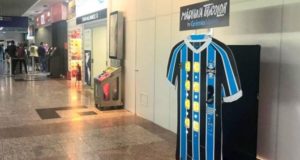 Il distributore maglie del Gremio (tratta dal web) all'aeroporto di Porto Alegre. Novità assoluta in ambito marketing.
